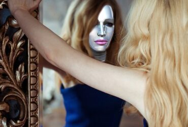 Como situar bien tus espejos según el Feng Shui chica con mascara frente al espejo